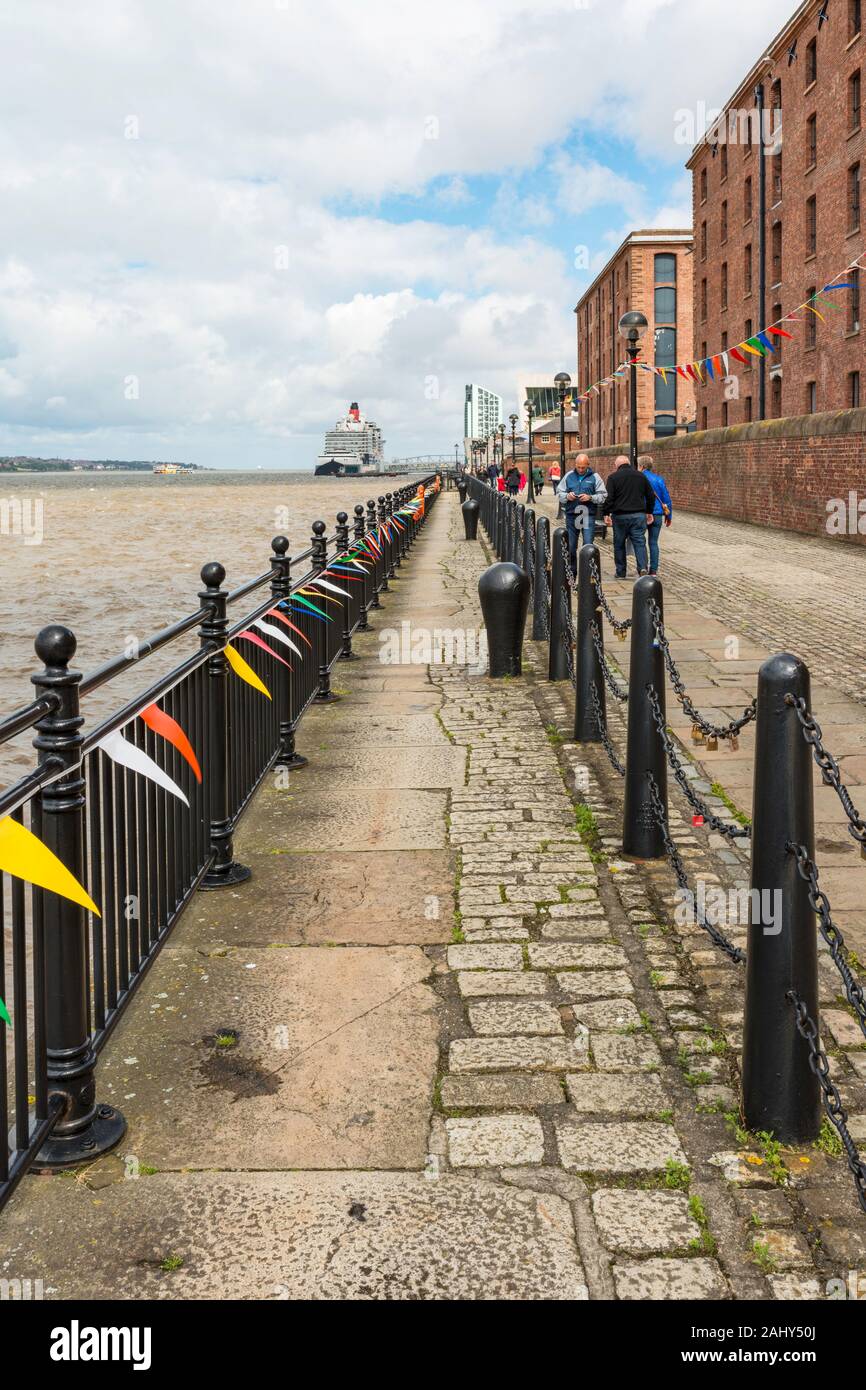 Royal Albert Dock, Liverpool, England, UK. Cunard liner 'Queen Elizabeth' an der Liverpool Cruise Terminal in der Ferne im Hafen liegt. Stockfoto