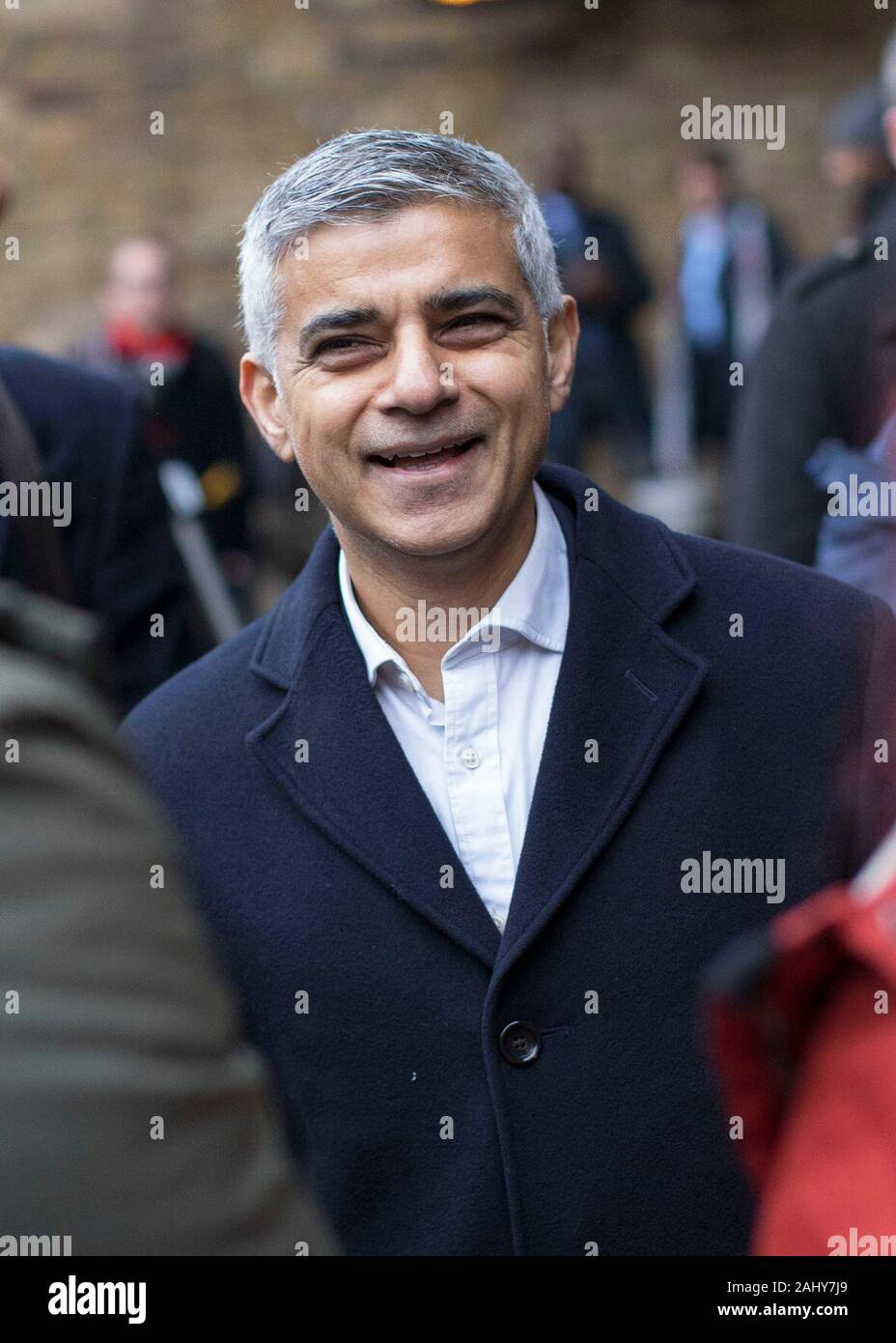 Bürgermeister von London Sadiq Khan im Gespräch mit pendler an der London Bridge Station zu Beginn seiner Kampagne für die Londoner Bürgermeisterwahl. Stockfoto