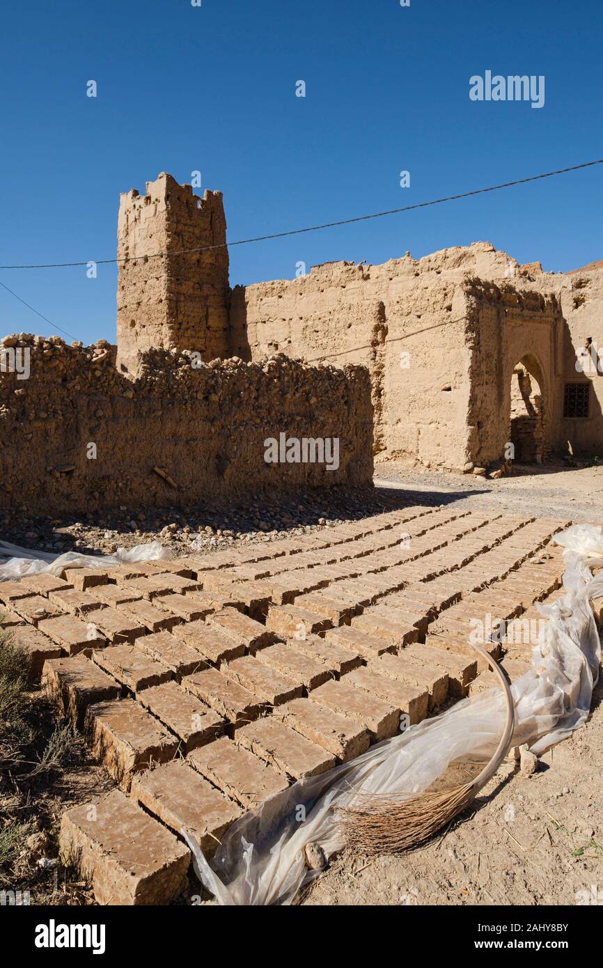 De ladrillos Adobe para construccion, Kasbah de Ifri, Valle del río Ziz, Cordillera del Atlas, Marruecos, Afrika. Stockfoto