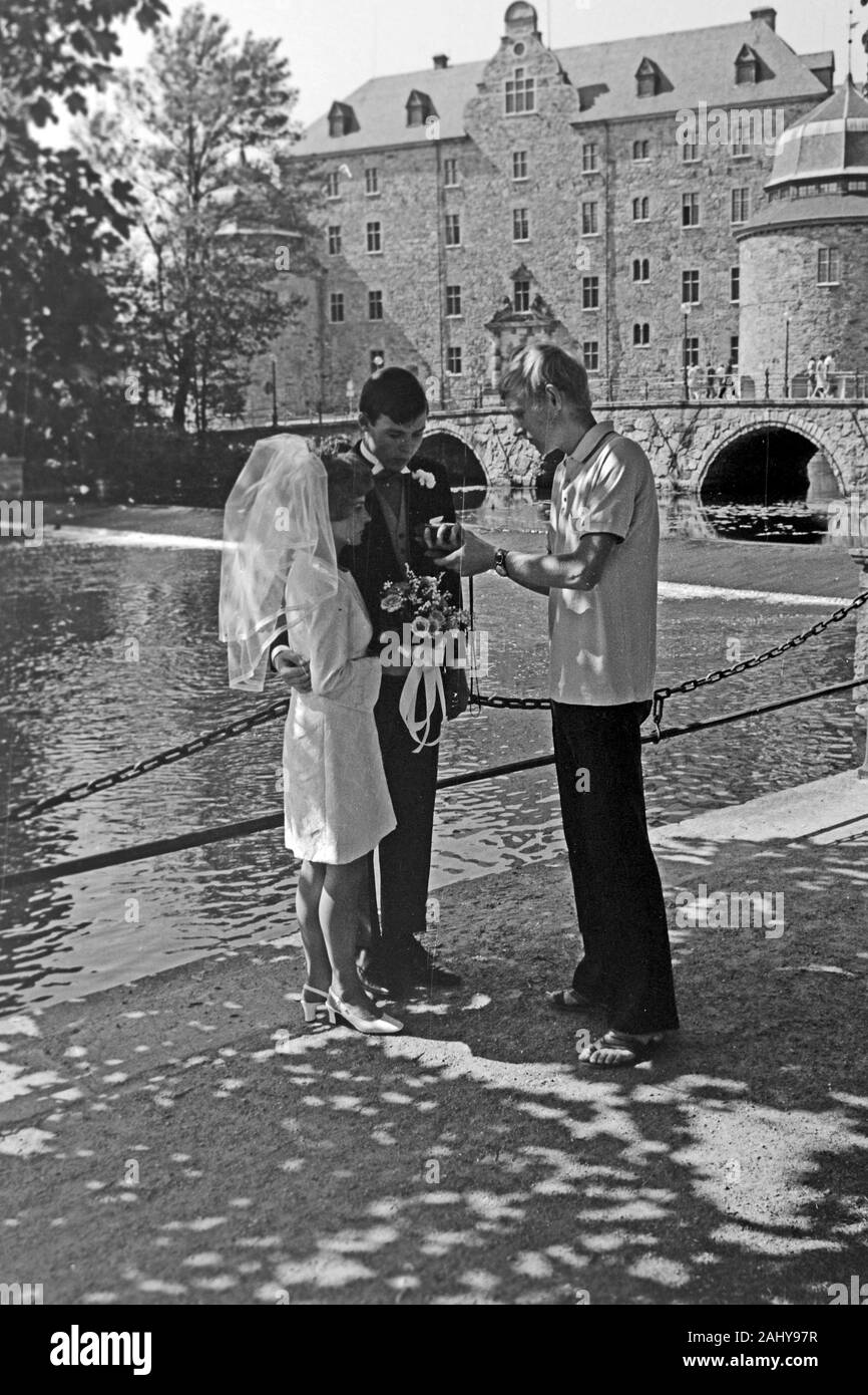 Hochzeitsaufnahme vor Schloss Örebro, 1969. Die Hochzeit Bilder wih Örebro Schloss im Hintergrund, 1969. Stockfoto