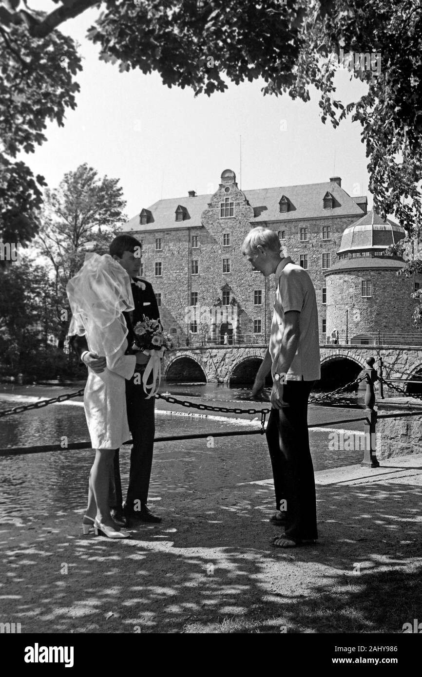 Hochzeitsaufnahme vor Schloss Örebro, 1969. Die Hochzeit Bilder wih Örebro Schloss im Hintergrund, 1969. Stockfoto
