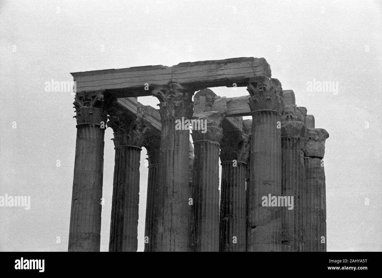 Und Zeustempel Akropolis, Griechenland Athen 1950er Jahre. Zeus Tempel auf der Akropolis, Griechenland Athen 1950. Stockfoto