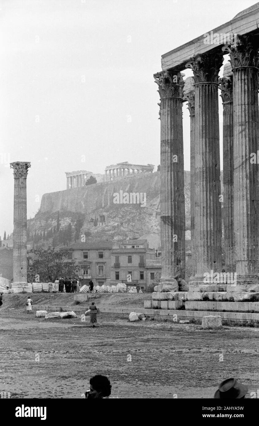Und Zeustempel Akropolis, Griechenland Athen 1950er Jahre. Zeus Tempel auf der Akropolis, Griechenland Athen 1950. Stockfoto