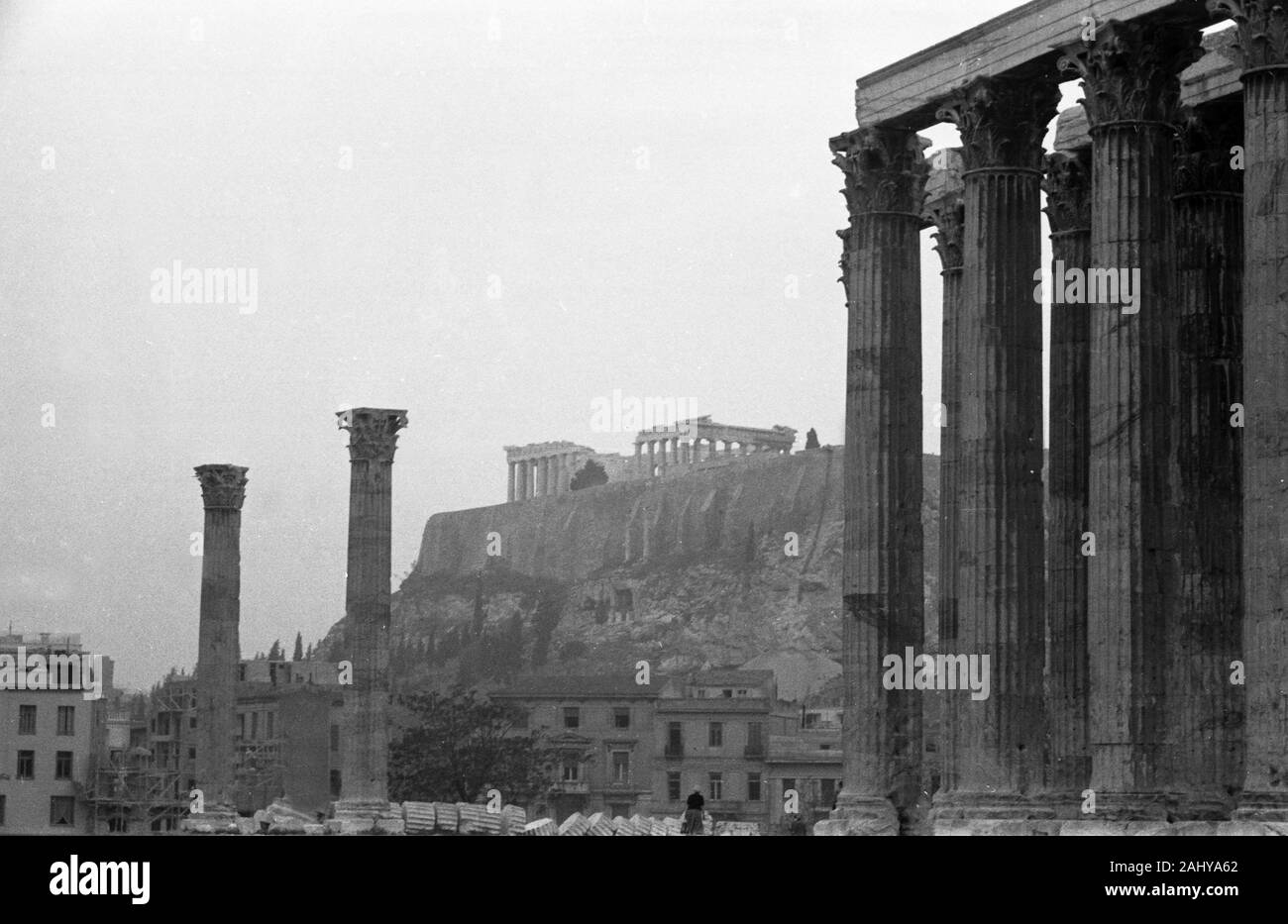 Und Zeustempel Akropolis, Griechenland Athen 1950er Jahre. Zeus Tempel auf der Akropolis, Griechenland Athen 1950. Stockfoto