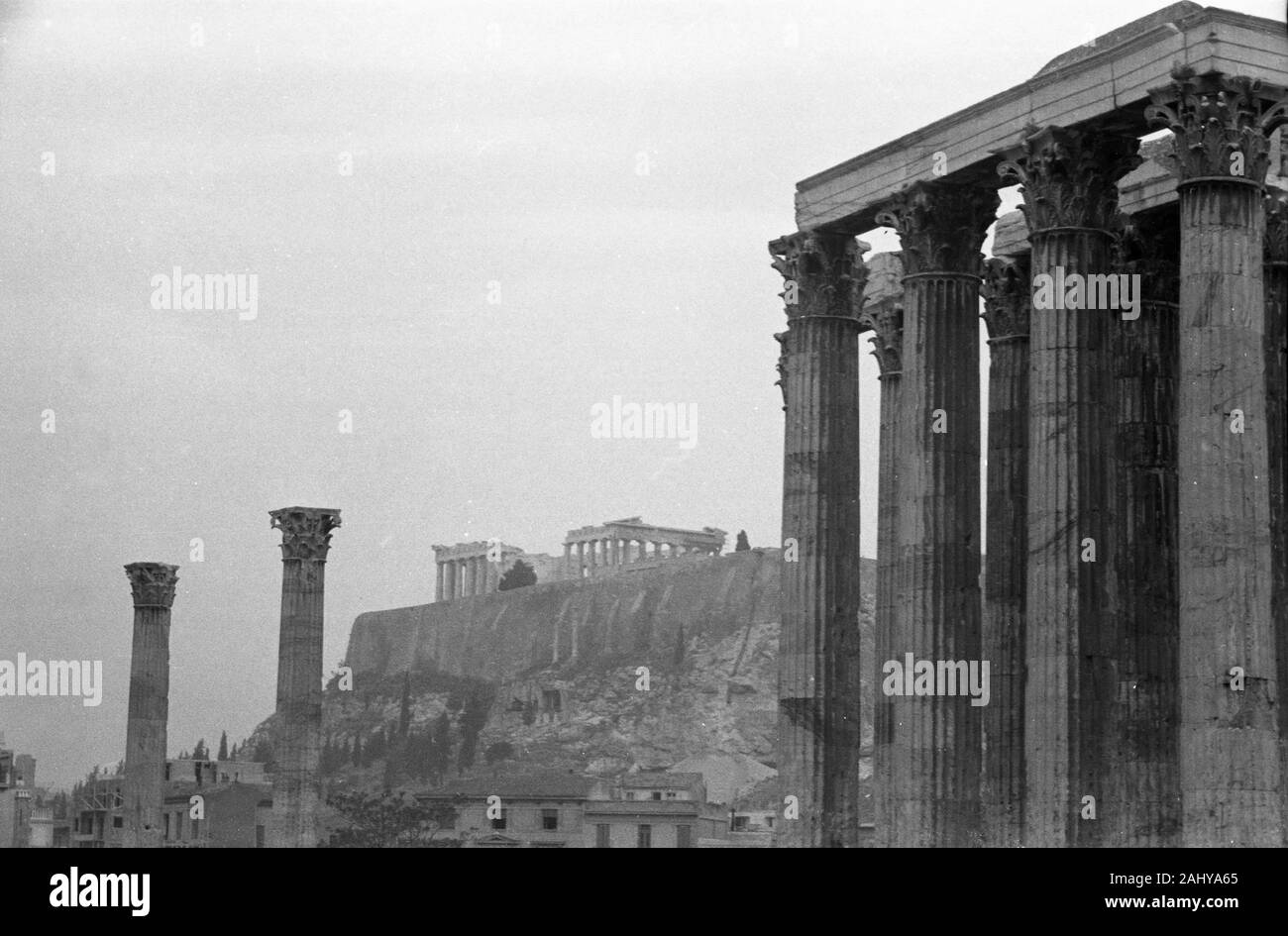 Und Zeustempel Akropolis, Griechenland Athen 1950er Jahre. Zeus Tempel auf der Akropolis, Griechenland Athen 1950. Stockfoto