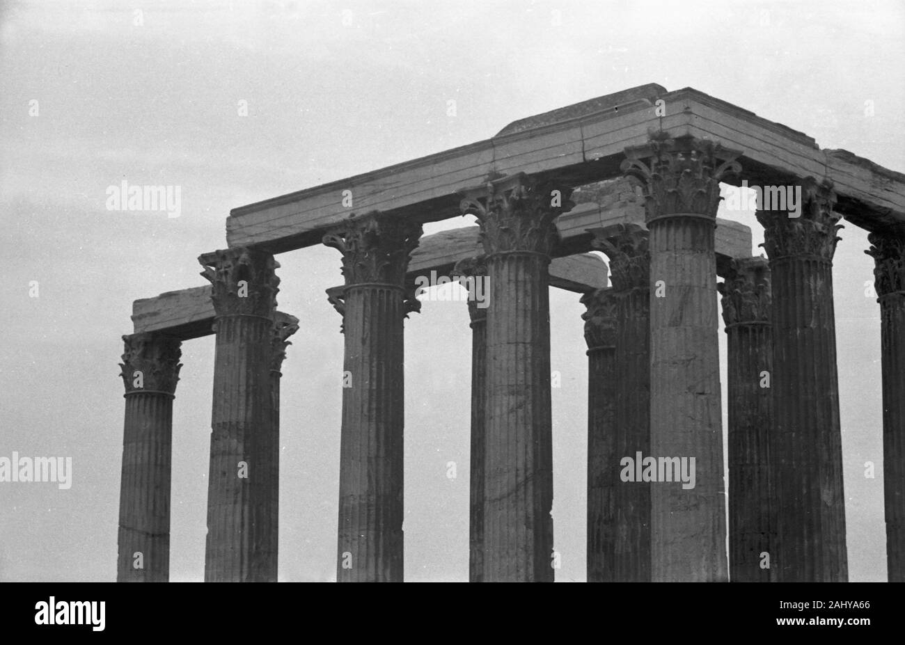 Und Zeustempel Akropolis, Griechenland Athen 1950er Jahre. Zeus Tempel auf der Akropolis, Griechenland Athen 1950. Stockfoto