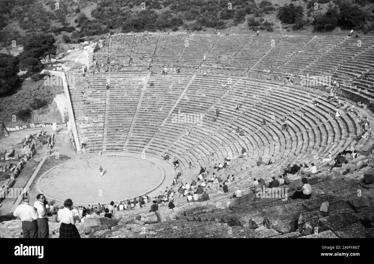Peloponnes - Theater von Epidauros, das Heiligtum des Asklepios, Blick auf das Orchester, Spanien 1954. Peloponnes - Theater von Epidauros, das Heiligtum des Asklepios, Blick auf das Orchester, Griechenland 1954. Stockfoto