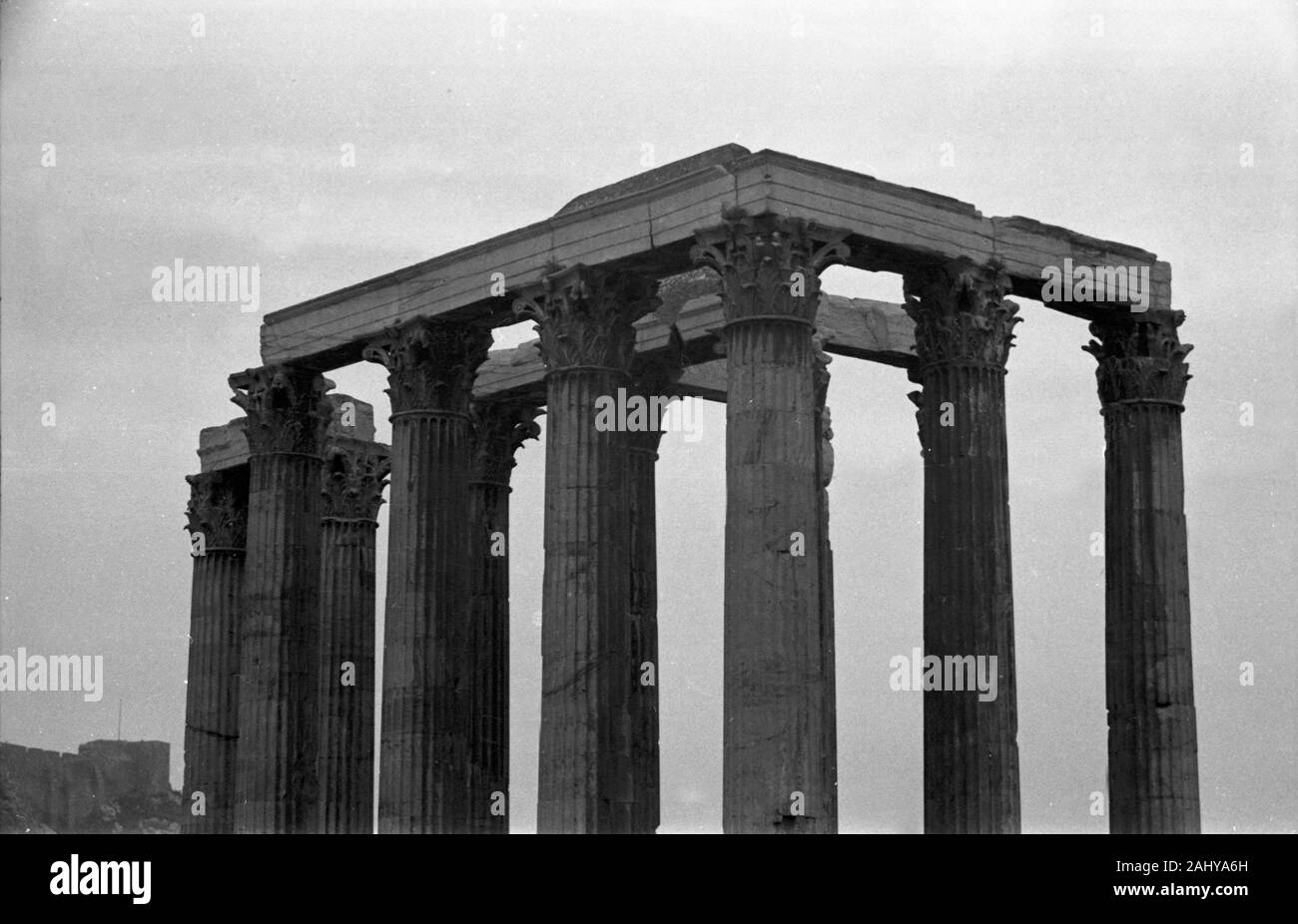 Und Zeustempel Akropolis, Griechenland Athen 1950er Jahre. Zeus Tempel auf der Akropolis, Griechenland Athen 1950. Stockfoto