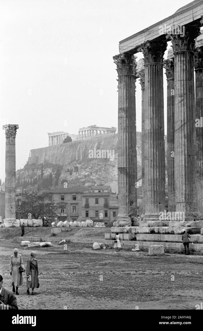 Und Zeustempel Akropolis, Griechenland Athen 1950er Jahre. Zeus Tempel auf der Akropolis, Griechenland Athen 1950. Stockfoto