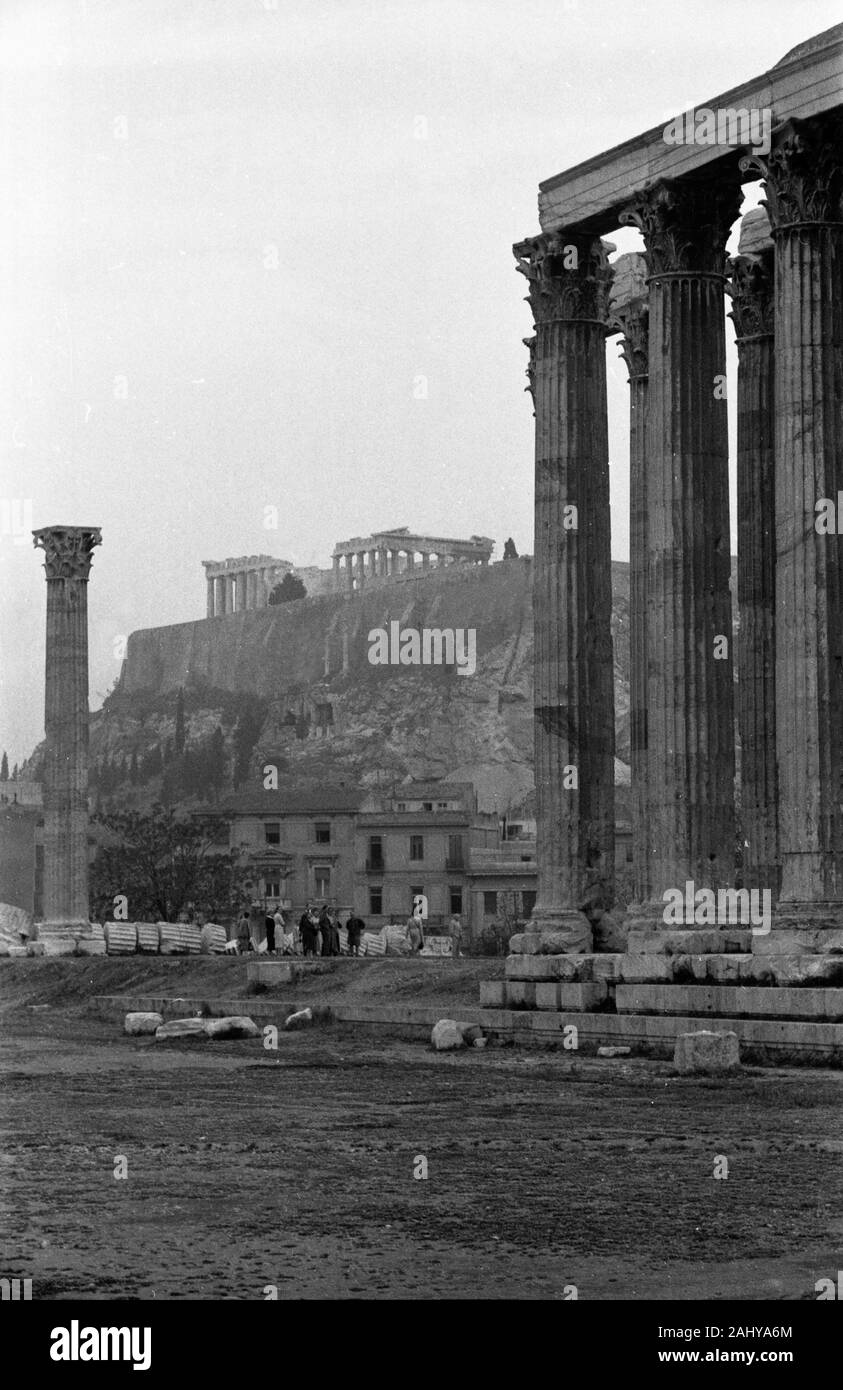 Und Zeustempel Akropolis, Griechenland Athen 1950er Jahre. Zeus Tempel auf der Akropolis, Griechenland Athen 1950. Stockfoto