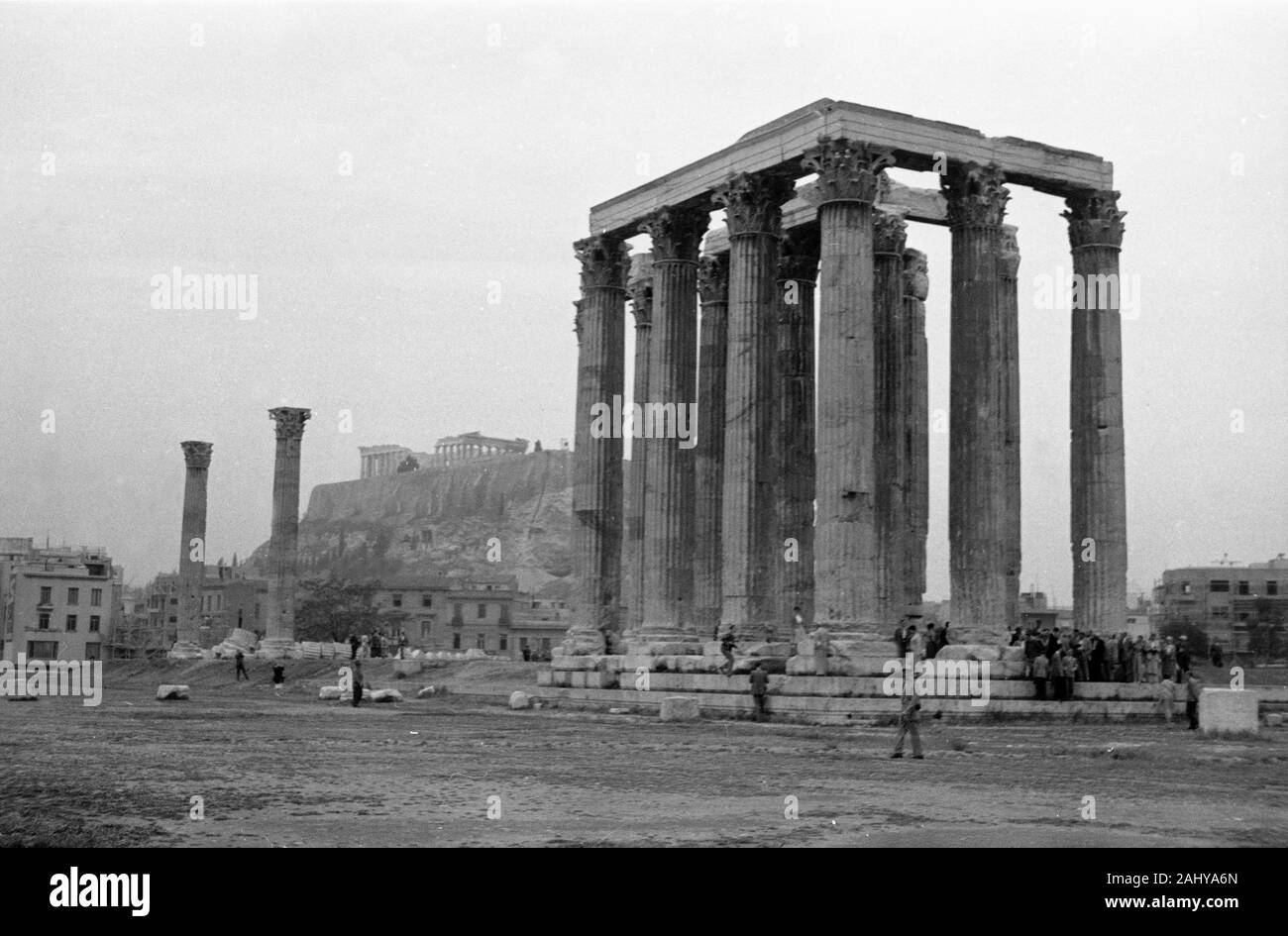 Und Zeustempel Akropolis, Griechenland Athen 1950er Jahre. Zeus Tempel auf der Akropolis, Griechenland Athen 1950. Stockfoto