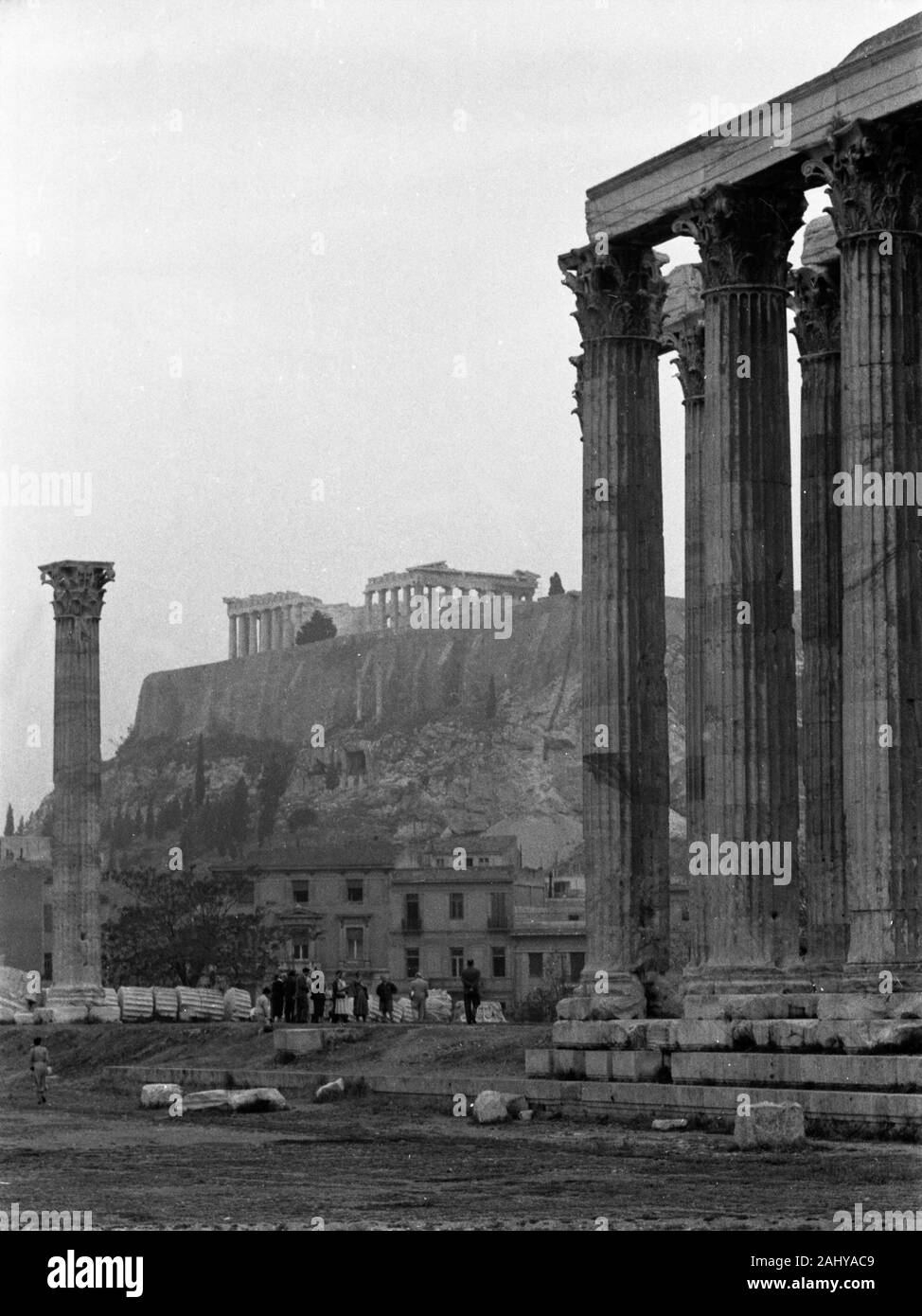 Und Zeustempel Akropolis, Griechenland Athen 1950er Jahre. Zeus Tempel auf der Akropolis, Griechenland Athen 1950. Stockfoto