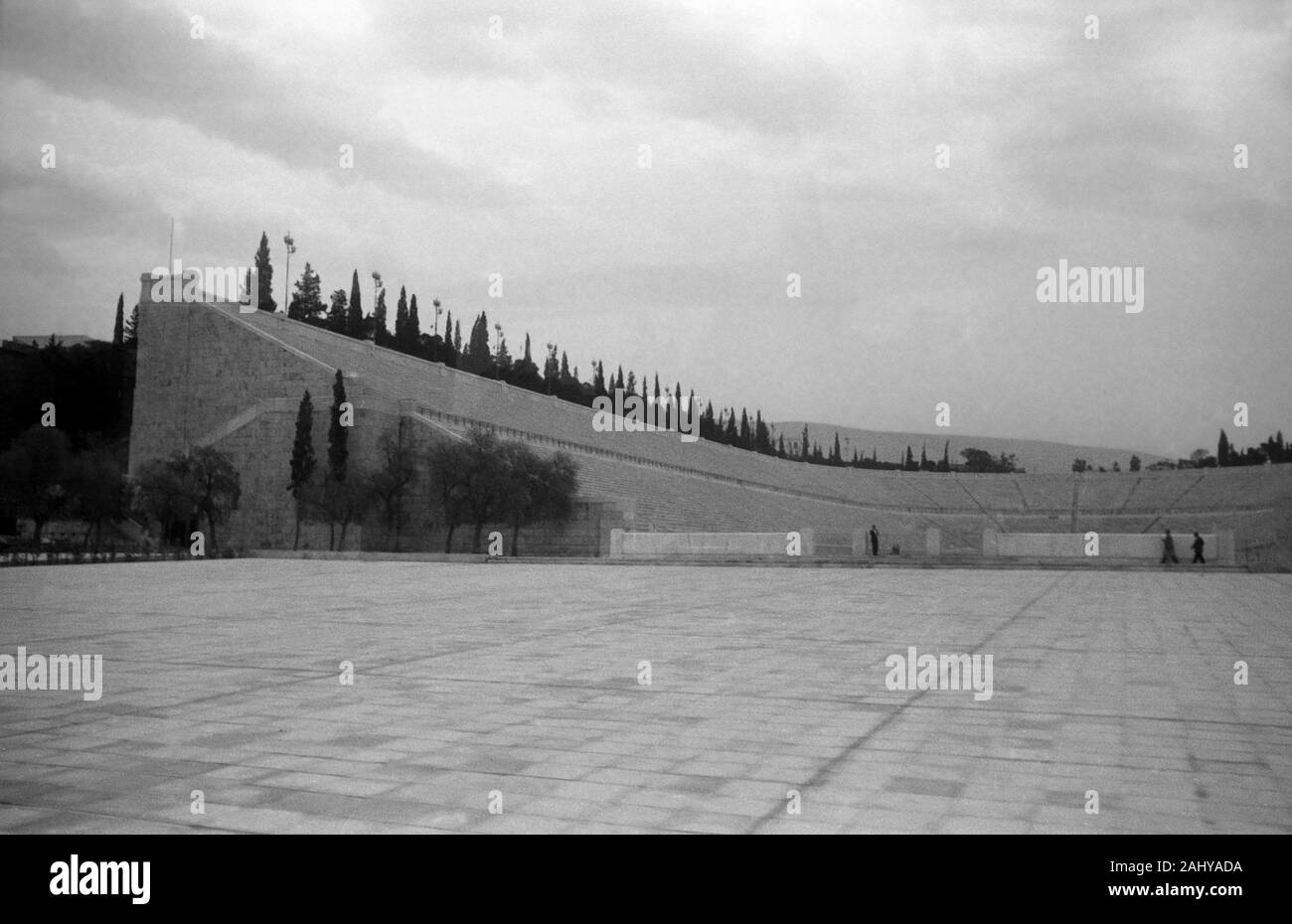 Touristentour durch die Ruinen des alten antiken Olympia hier sterben Sportarena im Epidaurus, Griechenland Athen 1950er Jahre. Touristische Führung durch die Ruinen des antiken Olympia hier die Sportarena in Epidaurus, Griechenland Athen 1950. Stockfoto