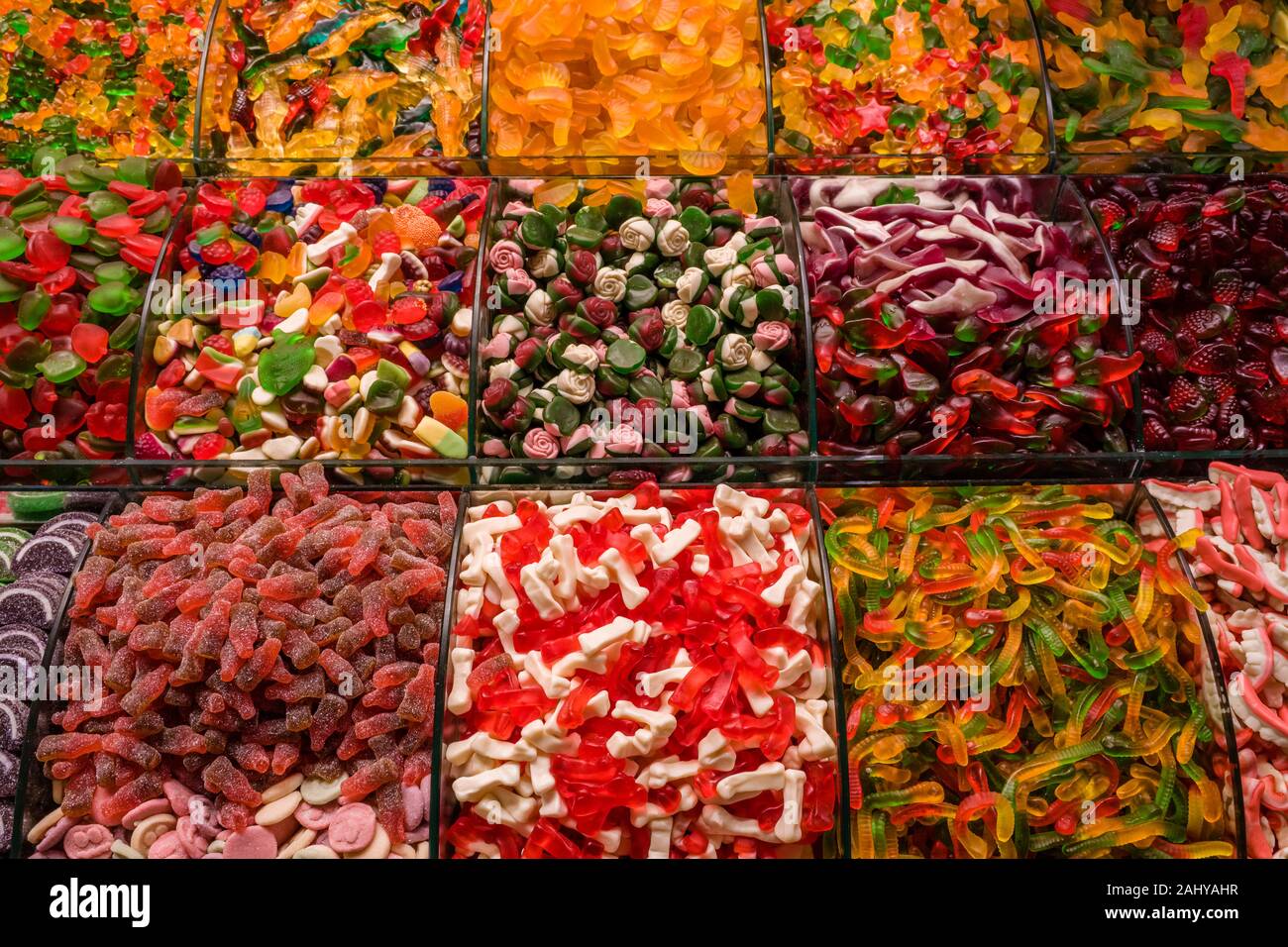 Große Auswahl an bunten Süßigkeiten sind für den Verkauf in der Gewürzmarkt, Mısır Çarşısı angeboten, die auch als Ägyptischer Basar bekannt Stockfoto