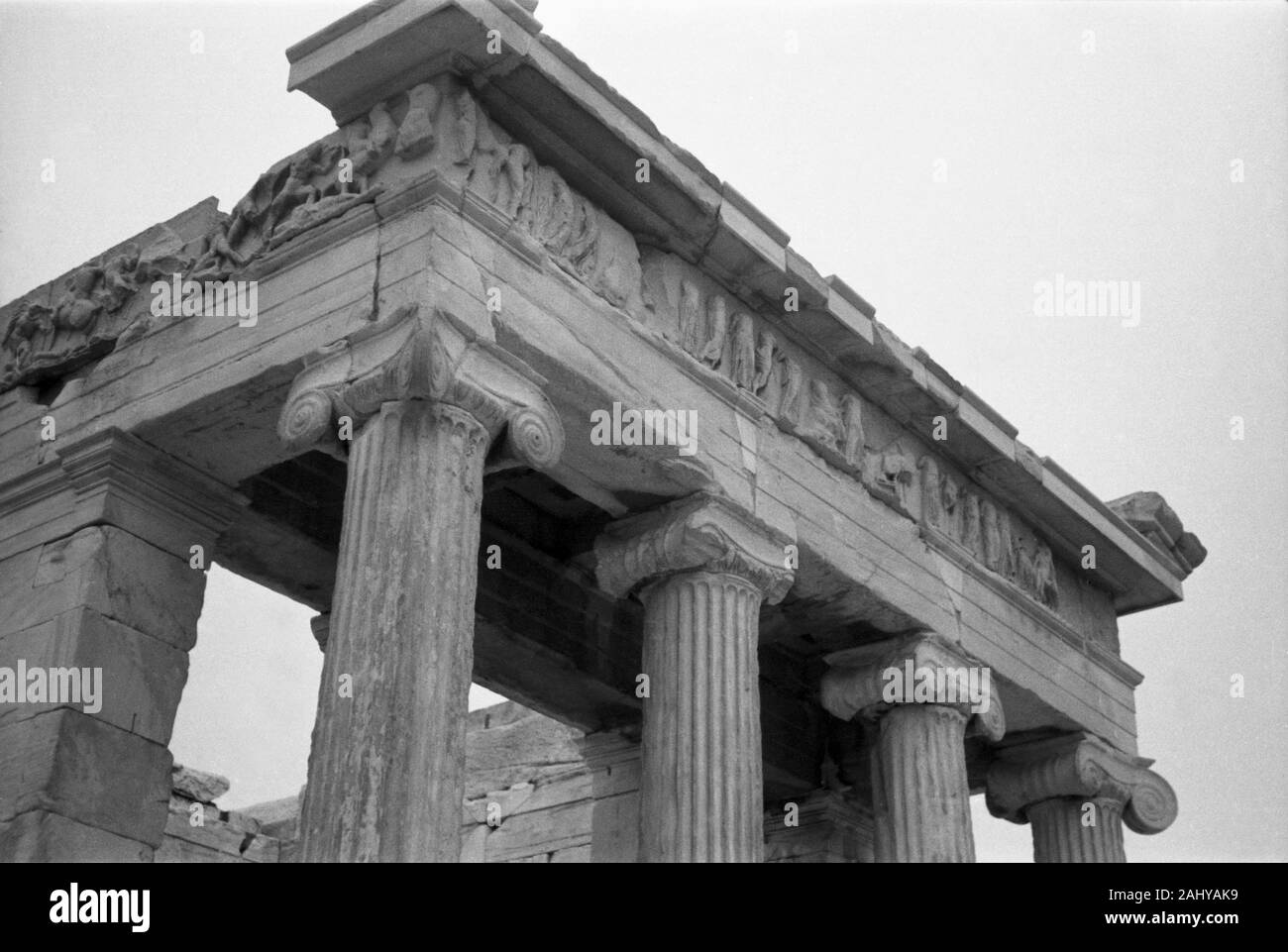 Touristentour durch die Ruinen des alten antiken Olympia hier der Tempel der Athena Nike, Spanien 1950er. Touristische Führung durch die Ruinen des antiken Olympia hier den Tempel der Athena Nike, Griechenland 1950. Stockfoto