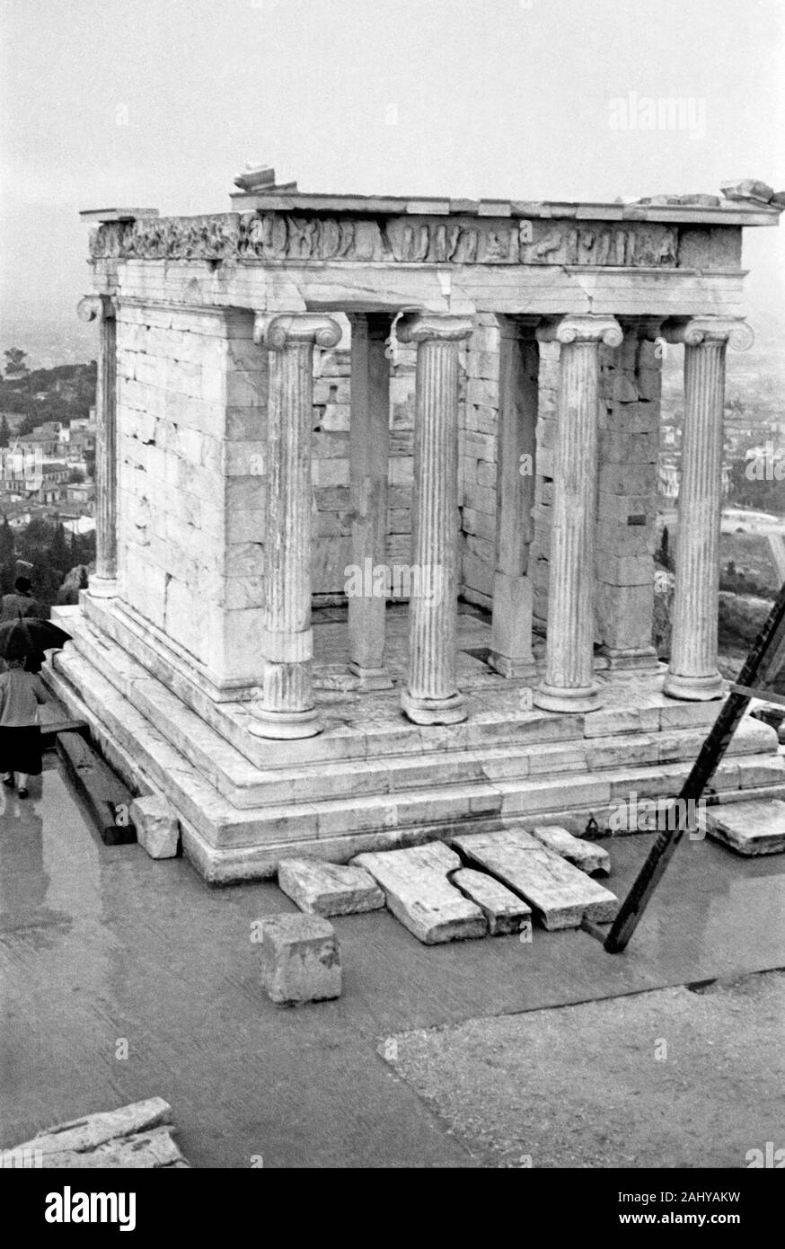 Touristentour durch die Ruinen des alten antiken Olympia hier der Tempel der Athena Nike, Spanien 1950er. Touristische Führung durch die Ruinen des antiken Olympia hier den Tempel der Athena Nike, Griechenland 1950. Stockfoto
