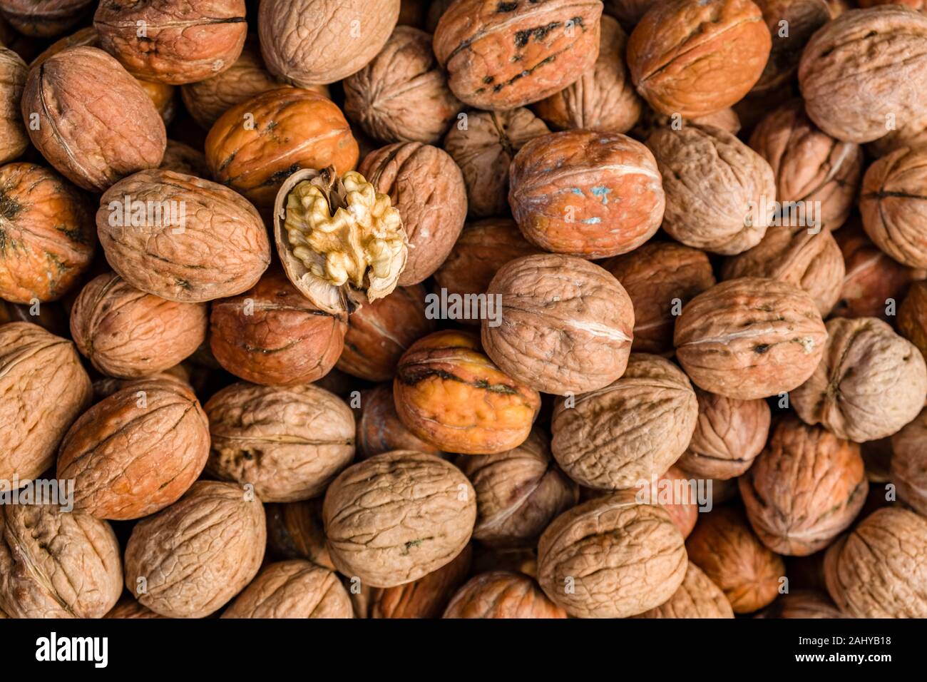 Walnüsse sind für den Verkauf in der Gewürzmarkt, Mısır Çarşısı angeboten, die auch als Ägyptischer Basar bekannt Stockfoto