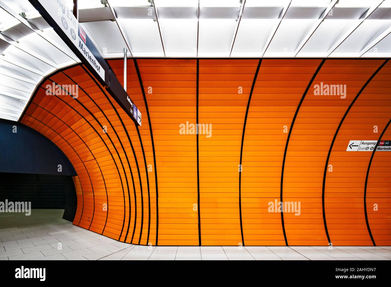 Orange Keramikfliesen, die zu der Ausfahrt der Marienplatz U-Bahn Station in Altstadt, München, Bayern, Deutschland. Stockfoto