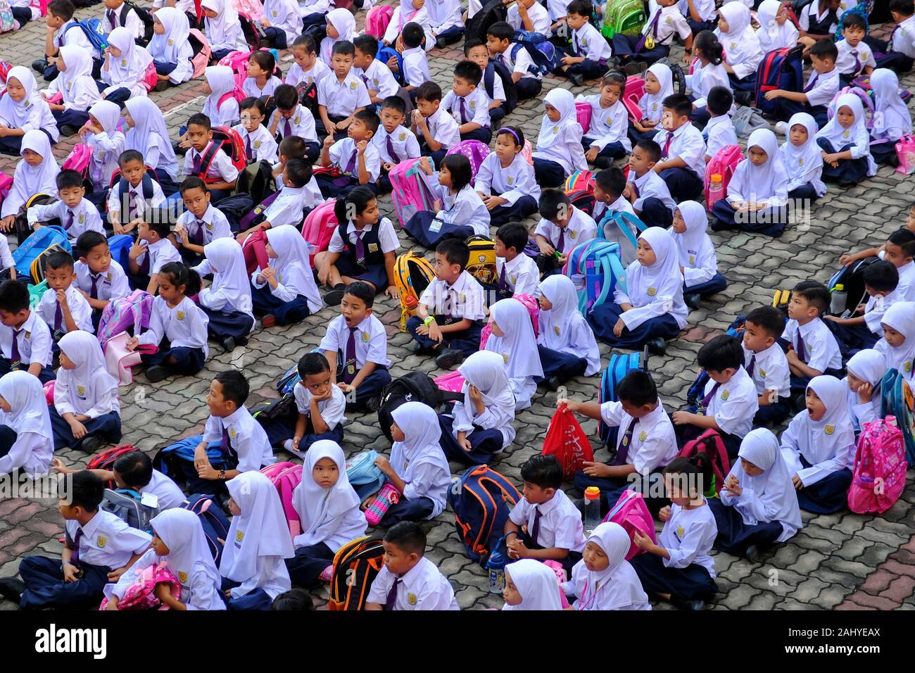 Shah Alam, Malaysia. 02 Jan, 2020. Grundschüler während der Vollversammlung während des ersten Tages der Schule gesehen im SK Seri Pristana. Malaysia Schüler haben ihren ersten Tag in der Schule am 2. Januar 2020 beginnen. Es kann eine spannende und auch ein Nerv ruinierenden Momente für die Kinder und auch ihre Eltern, wenn sie das erste Jahr in die Schule. Viele Eltern, die ihre Kinder am ersten Tag begleiten ihre Kinder für ihren ersten Tag in der Klasse zu beobachten. Credit: SOPA Images Limited/Alamy leben Nachrichten Stockfoto