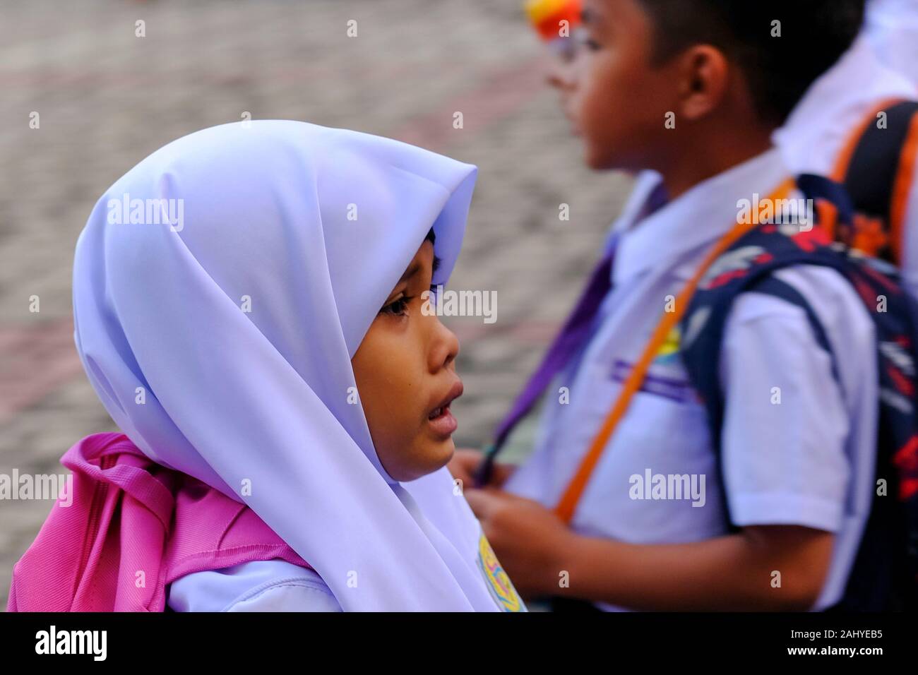 Shah Alam, Malaysia. 02 Jan, 2020. Jahr eine Schülerin während des ersten Tages der Schule gesehen im Sk Seri Pristana. Malaysia Schüler haben ihren ersten Tag in der Schule am 2. Januar 2020 beginnen. Es kann eine spannende und auch ein Nerv ruinierenden Momente für die Kinder und auch ihre Eltern, wenn sie das erste Jahr in die Schule. Viele Eltern, die ihre Kinder am ersten Tag begleiten ihre Kinder für ihren ersten Tag in der Klasse zu beobachten. Credit: SOPA Images Limited/Alamy leben Nachrichten Stockfoto