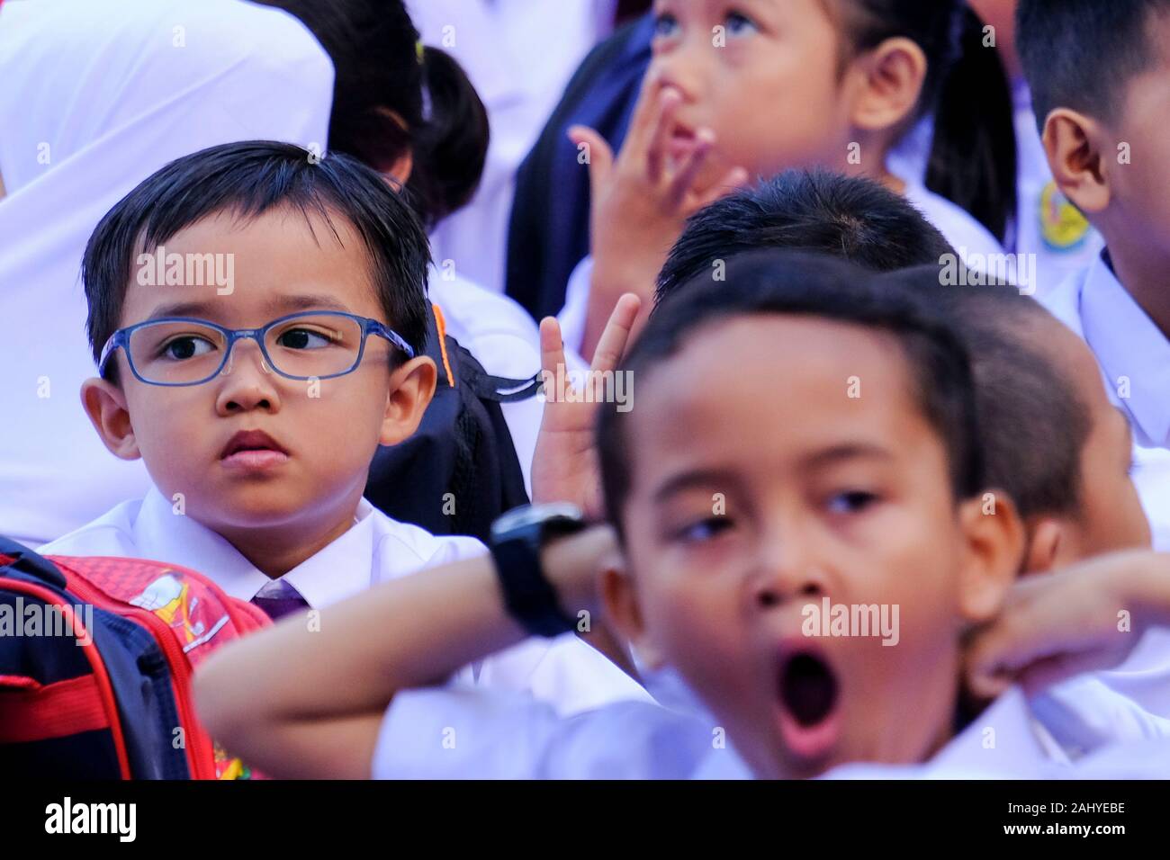 Shah Alam, Malaysia. 02 Jan, 2020. Jahr ein Schüler am ersten Tag der Schule gesehen im Sk Seri Pristana. Malaysia Schüler haben ihren ersten Tag in der Schule am 2. Januar 2020 beginnen. Es kann eine spannende und auch ein Nerv ruinierenden Momente für die Kinder und auch ihre Eltern, wenn sie das erste Jahr in die Schule. Viele Eltern, die ihre Kinder am ersten Tag begleiten ihre Kinder für ihren ersten Tag in der Klasse zu beobachten. Credit: SOPA Images Limited/Alamy leben Nachrichten Stockfoto