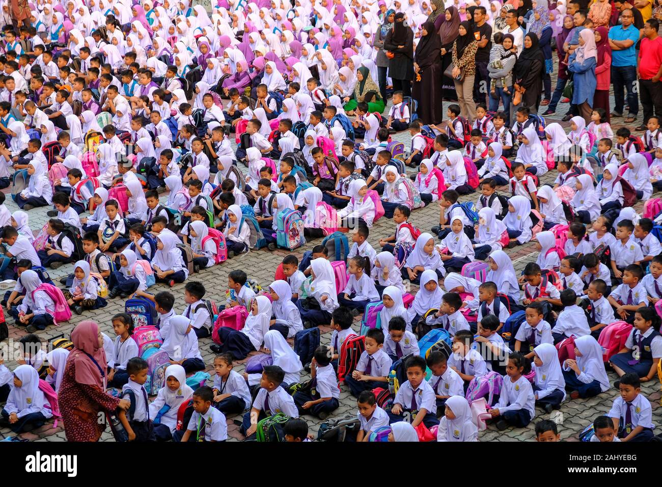 Shah Alam, Malaysia. 02 Jan, 2020. Eltern und Schüler werden während der erste Schultag an Sk Seri Pristana gesehen. Malaysia Schüler haben ihren ersten Tag in der Schule am 2. Januar 2020 beginnen. Es kann eine spannende und auch ein Nerv ruinierenden Momente für die Kinder und auch ihre Eltern, wenn sie das erste Jahr in die Schule. Viele Eltern, die ihre Kinder am ersten Tag begleiten ihre Kinder für ihren ersten Tag in der Klasse zu beobachten. Credit: SOPA Images Limited/Alamy leben Nachrichten Stockfoto