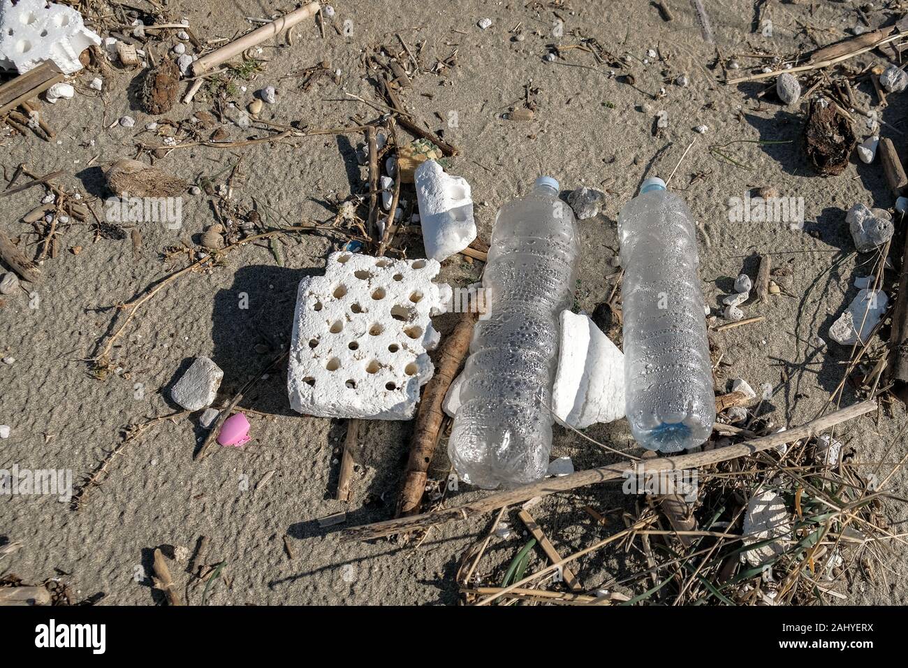 Plastikflaschen Abfälle auf wilde Küste verschmutzt Ökosystem, Planeten retten Konzept Stockfoto