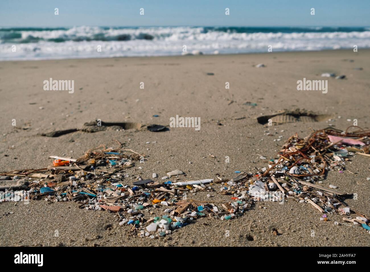 Micro Kunststoffe Küste Verschmutzung, belasteten Ökosystem Erde retten Konzept Stockfoto
