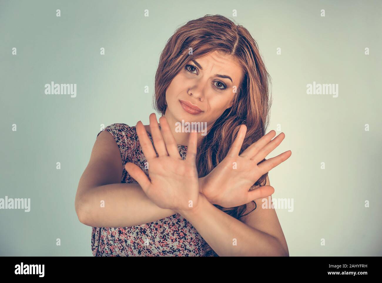 Frau genervt zeigt kein Stop gekreuzten Händen Geste mir in die Kamera. Mixed Race Modell auf der hellgrünen Hintergrund mit Kopie Raum isoliert. Horizo Stockfoto