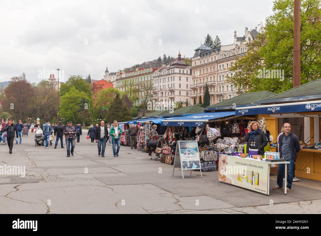 Karlsbad, Tschechische Republik - 5. Mai 2017: Personen, die sich in der Nähe im freien Markt mit lokalen Waren der Tschechischen Republik Stockfoto