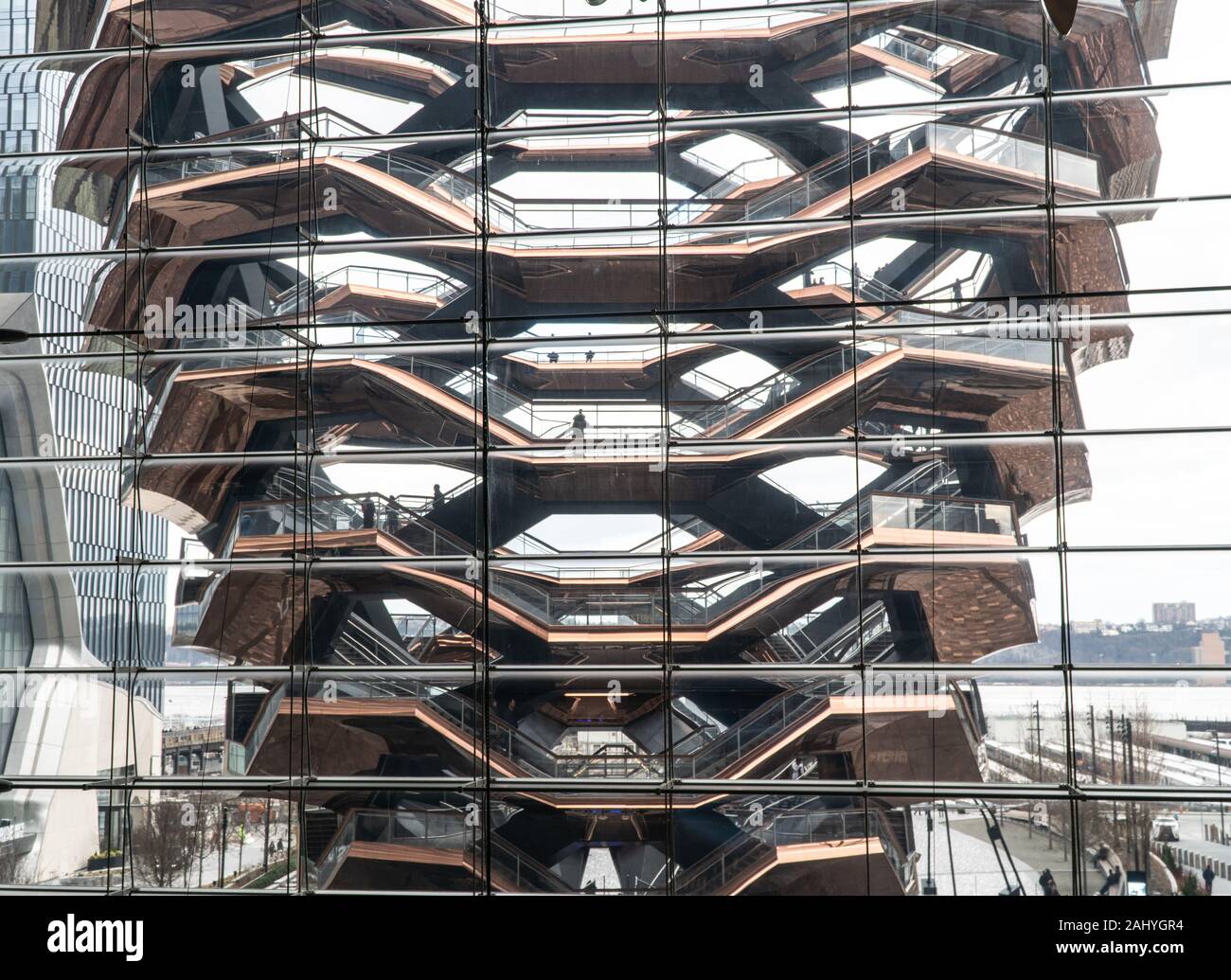 Hudson Yards, New York City, NY - Dezember 15, 2019: Hudson Yards, Blick auf touristische climinbing die Treppe des Schiffes, Midtown West, Manhattan Stockfoto