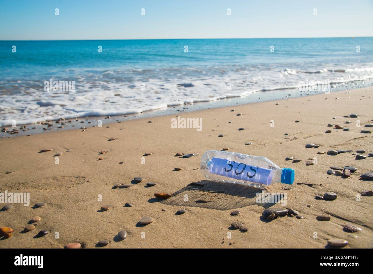 Meer Kunststoff Verunreinigungen. SOS-Nachricht in einer Plastikflasche am Ufer des Meeres. Stockfoto