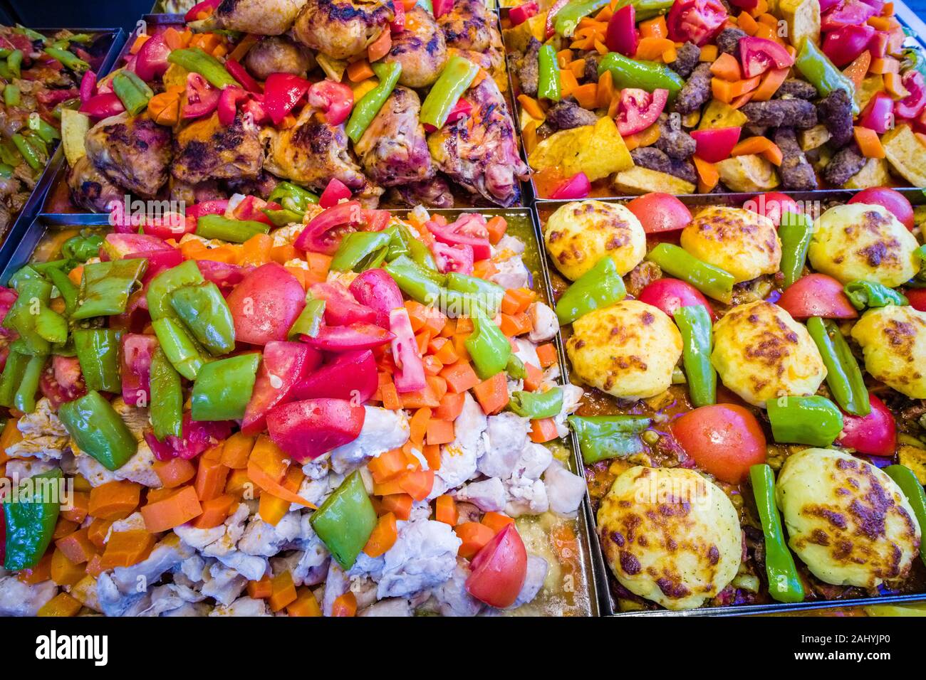 Leckeres Essen, Yemek, ist für den Verkauf auf der Straße Restaurants in der Vorstadt Kadıköy, auf der asiatischen Seite der Stadt angeboten Stockfoto