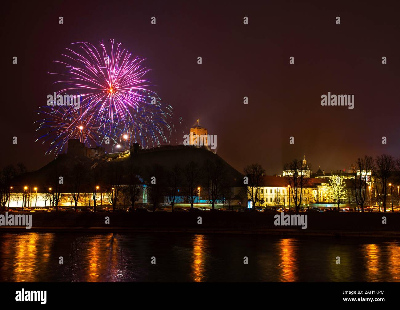 Vilnius, Litauer Januar 1.2020: Schöner Blick auf das Hauptfeuerwerk, in der Neujahrsnacht auf den Domplatz und den Kirchturm und die Burg Gediminas.Neujahr' Stockfoto