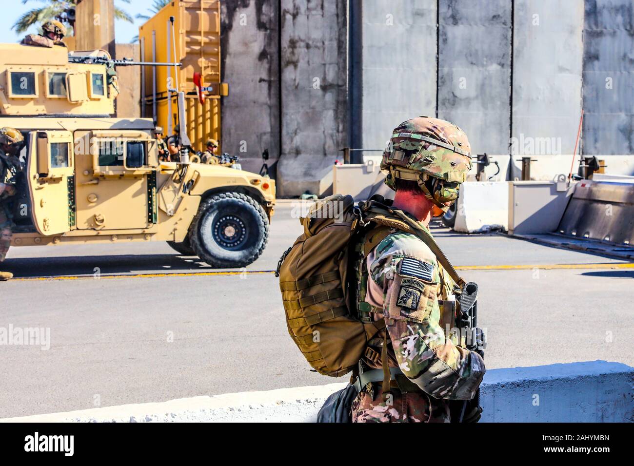 Us-Armee Soldaten vom 1. Brigade, 25 Infanterie Division, Task Force-Iraq, nehmen defensive Positionen bei Forward Operating Base Union III, Bagdad, Irak, 31.12.2019. (U.S. Armee Foto: Staff Sgt. Desmond Cassell) Stockfoto