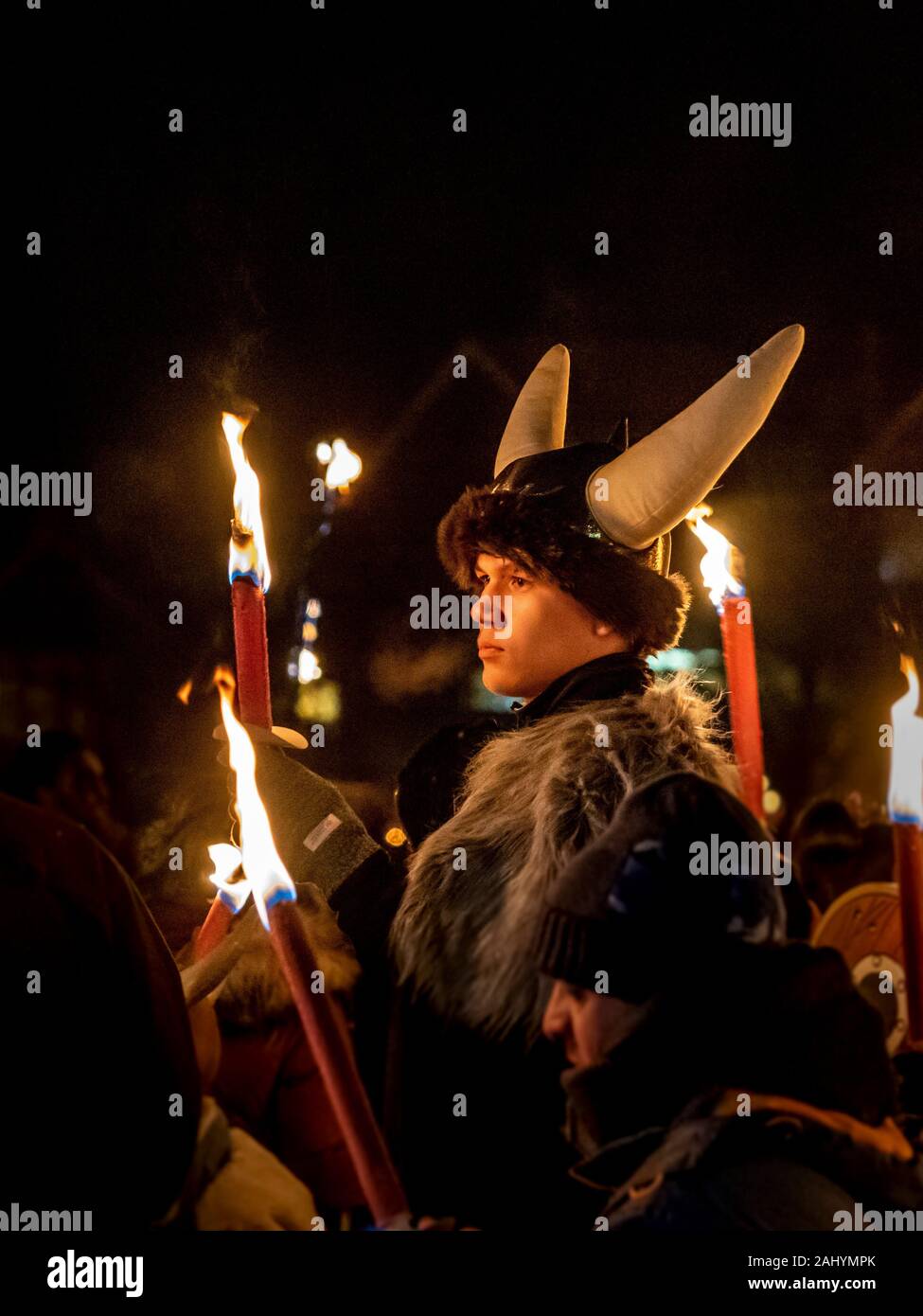 Flamborough Fire Festival. Silvester 2019 feiert das Dorf Verbindung mit Viking Geschichte. Mit dem Flamborough Feuerbälle, Torchlit Prozession und Verbrennung einer Viking Longboat auf dem Dorfplatz. Stockfoto
