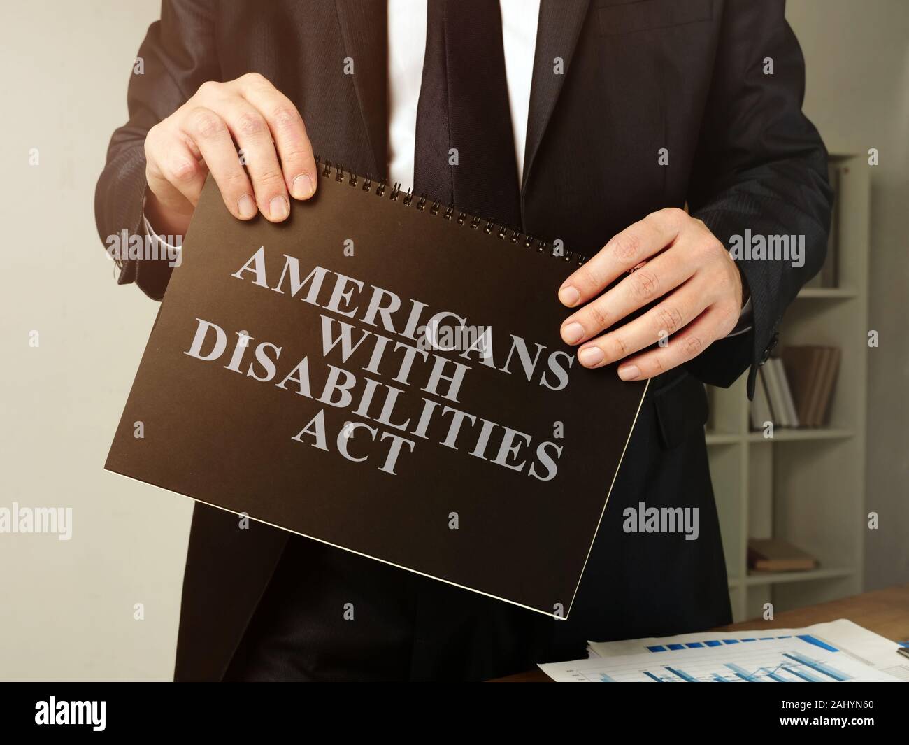 Rechtsanwalt hält Amerikaner mit Behinderungen Act ADA Buch. Stockfoto