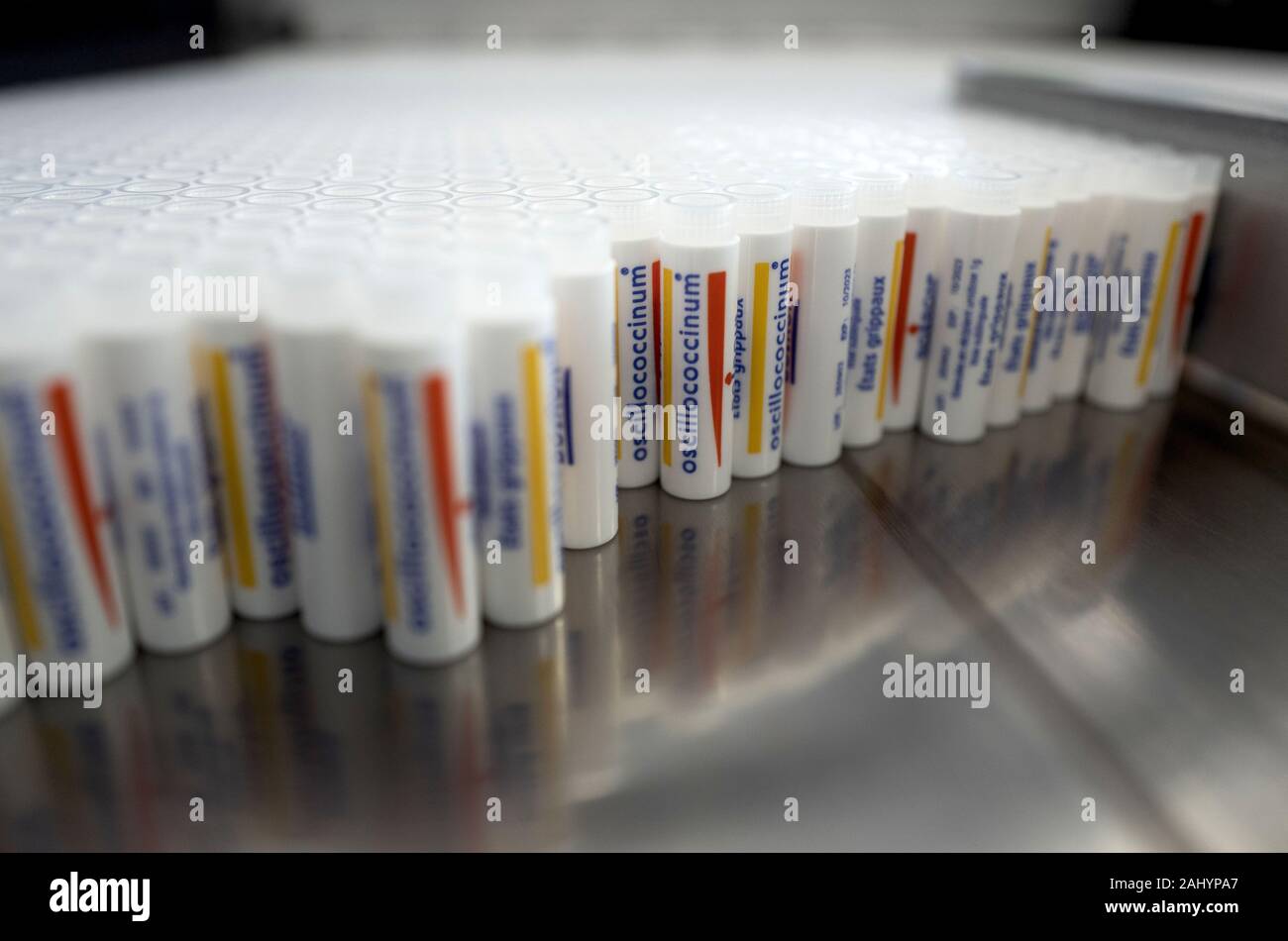 Messimy (zentral-östlichen Frankreich). 2019/02/05. Boiron Fabrik. Oscillococcinum Produktionslinie, dem führenden Produkt unter Boiron Laboratorien" homeopa Stockfoto