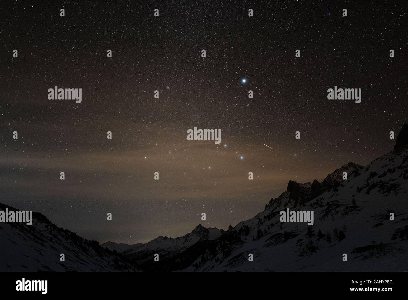 Isère (Französische Alpen); Sternenhimmel über den Gipfeln die Claree Tal, in der Nähe des Drayere Zuflucht und dem angrenzenden Berg Tabor. Stockfoto