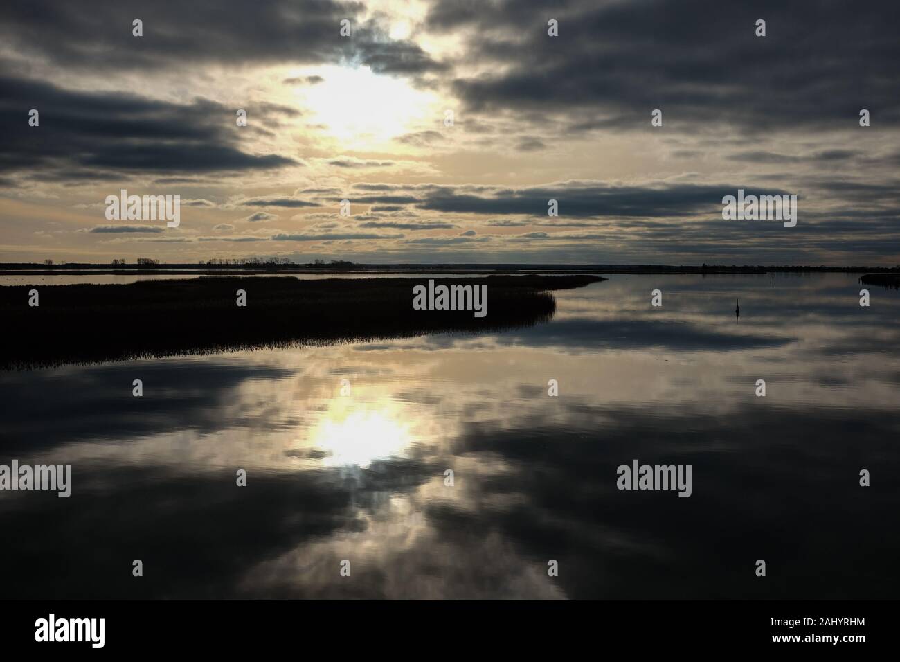 Zingst, Deutschland. 28 Dez, 2019. Blick über den Zingster Strom vom Hafen am Bodden Zingst auf dem Darß am Abend bei Sonnenuntergang. Foto: Jens Kalaene/dpa-Zentralbild/ZB/dpa/Alamy leben Nachrichten Stockfoto