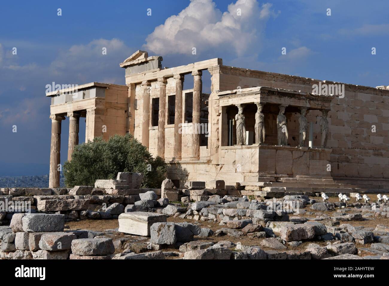 Griechenland. Athen. Website der Akropolis. Das Erechtheion, antiken griechischen Tempel der ionischen Ordnung, mit der Veranda der Karyatiden auf der rechten Seite Stockfoto