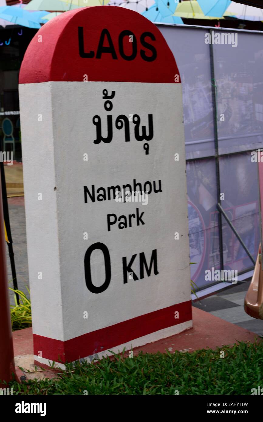 Eine strasse Marker, Namphou Park, Vientiane, Laos, Süd Ost Asien. Stockfoto