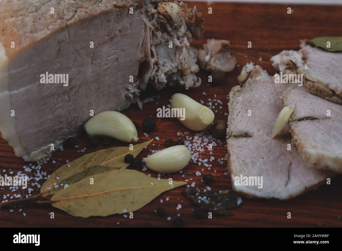 Gebackener Schinken mit Kapelle, Lorbeerblatt und Italienische Kräuter Stockfoto