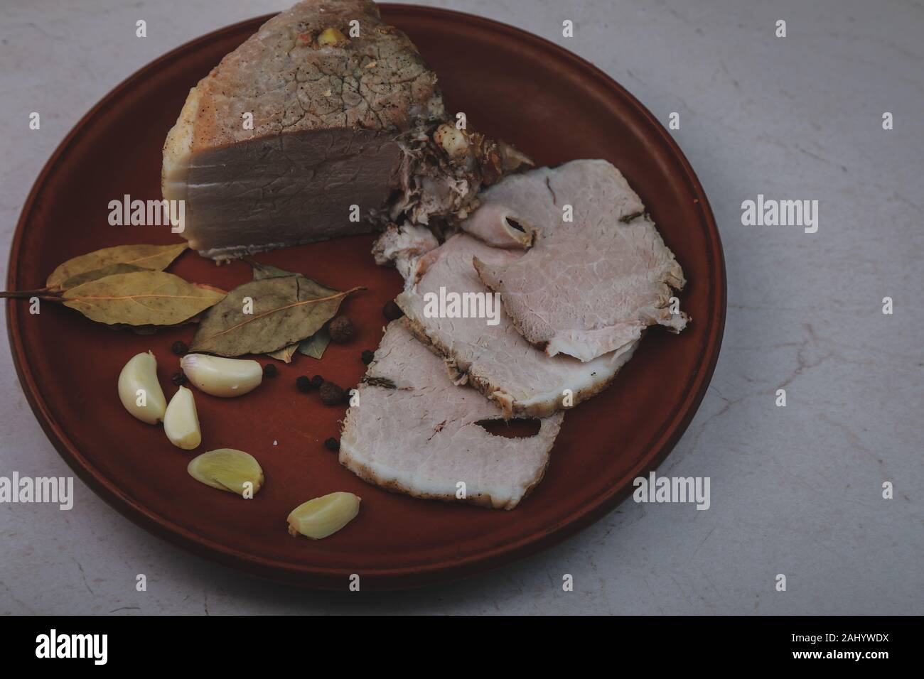 Gebackener Schinken mit Kapelle, Lorbeerblatt und Italienische Kräuter Stockfoto