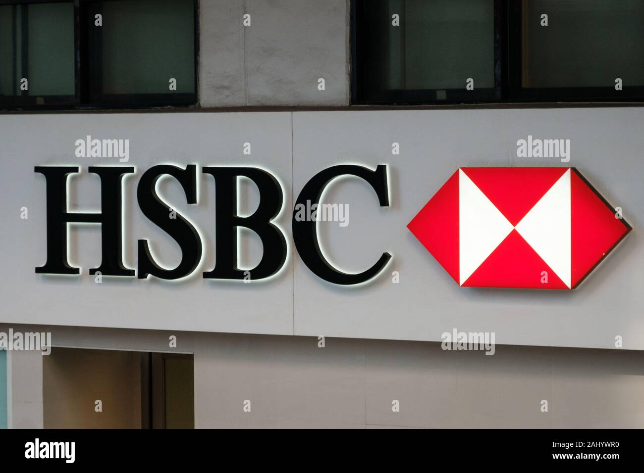 HongKong, China - November, 2019: Das Logo Beschilderung von der HSBC Bank in Hongkong Stockfoto