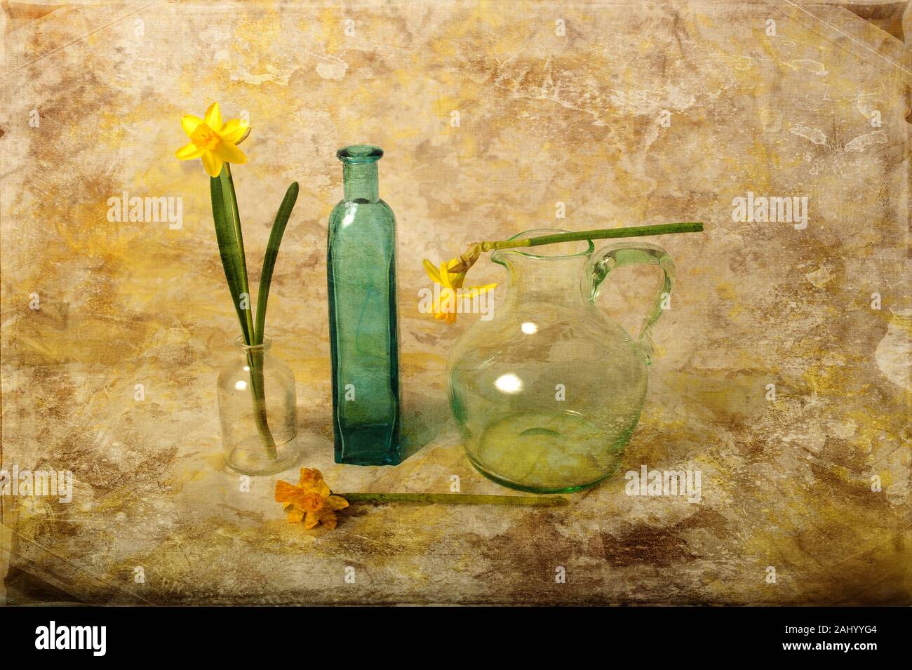 Einfache Einrichtung von gelben Narzisse Blumen und Glas Krug und Vase. Horizontale Foto mit digitalen Verbesserung. Stockfoto