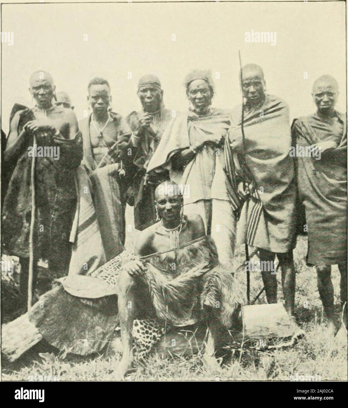 Die Nandi, ihre Sprache und Folklore. Kipeles, Chief Medizinmann der Nandi, umgeben von hisadvisers (Henderson). Frontispiz den NANDI TPIEIR SPRACHE UND FOLKLORE VON A.C. HOLLTS MIT EINFÜHRUNG BYSIR CHARLES ELIOT OXFORD AN DER CLARENDON TRESS 1909 HENRY FROWDE, M.A. VERLAG AN DER UNIVERSITÄT VON OXFORD, London, Edinburgh, NEW YORK, TORONTO, UND MELBOURNE VORWORT nach meiner Rückkehr nach Ostafrika im Januar 1905,1 festgelegten meine Studien in den Sprachen, folk-lore zu verfolgen, und die Gepflogenheiten der diese Stämme bewohnen unsere Protectoratethat Form ein Ableger der Nilotischen Lager und writea Stockfoto