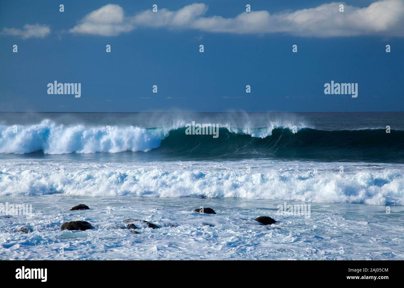 mächtige Wellen brechen an der Küste von Gran Canaria Stockfoto