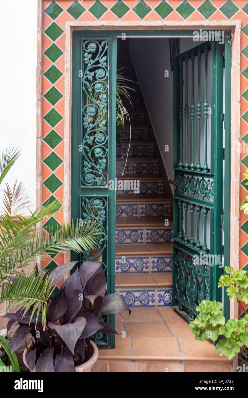 Gaucin, Andalusien, Spanien, schöne Terrasse, Eingang, mit Topfpflanzen umgeben Stockfoto