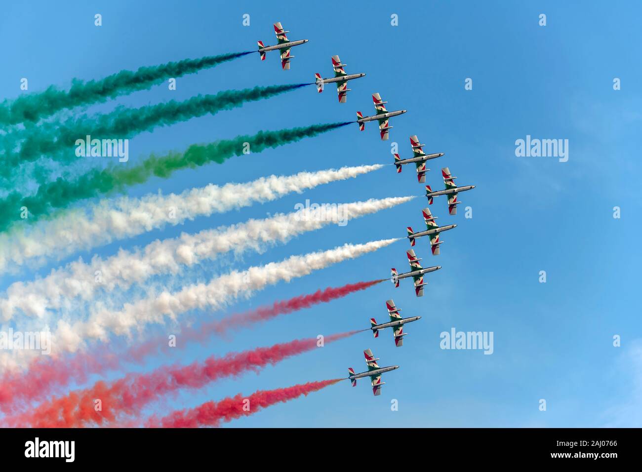 Flughafen Linate Mailand, Italien, 12. Oktober 2019 - unter der italienischen Kunstflugstaffel militärische Team' militärische PAN'Jets im niedrigen Kanal freigeben tricolor raucht an Stockfoto